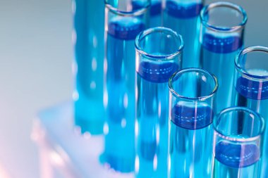 Mavi sıvılı laboratuvar test tüpleri.