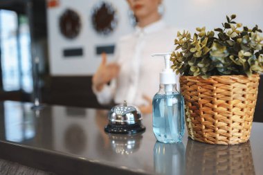 Otel resepsiyonunda el dezenfektanı şişesi.