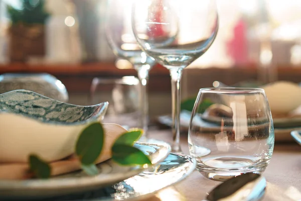 Piękny elegancki stół z zielonym stylowe naczynia i sztućce srebrne — Zdjęcie stockowe