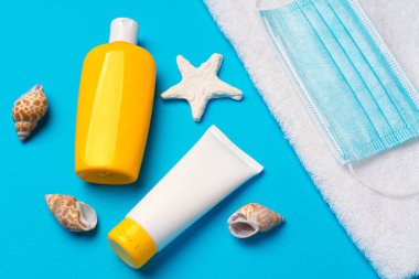 Güneş kremi ve koruyucu maske. Coronavirus yaz konsepti