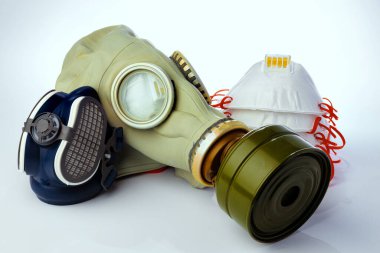 Antiviral koruyucu, beyaz arka plandaki maskeler de dahil olmak üzere