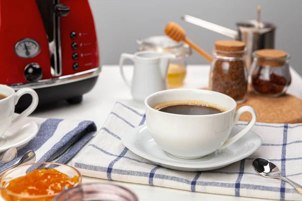 Белая чашка кофе на кухонном столе — стоковое фото