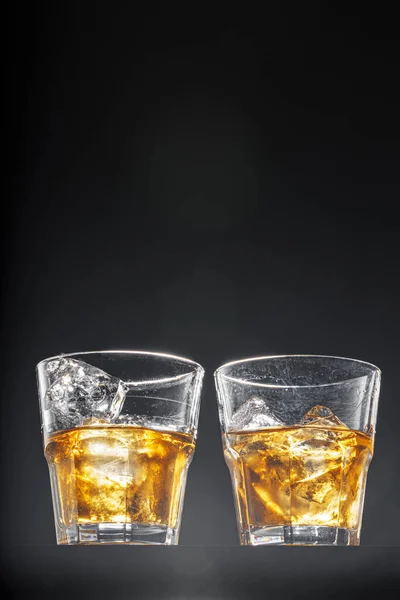 Glas Whisky auf schwarzem Hintergrund, Kopierraum — Stockfoto