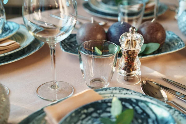 Красивая элегантная сервировка стола с зеленой стильной посудой и серебряными столовыми приборами — стоковое фото