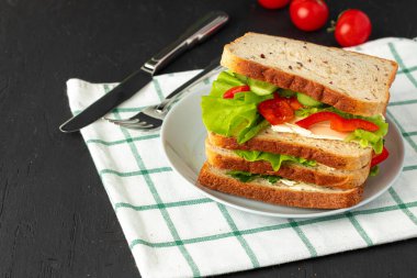 Sağlıklı sandviç, sebzeli, koyu ahşap arka planda.