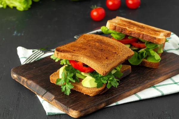 Sándwich saludable con verduras sobre fondo de madera oscura — Foto de Stock