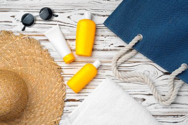 Plaj şapkası ve güneş kremi şişesi. Tatil kavramı