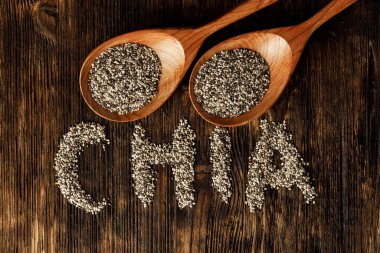 Tahta kaşıkta Chia tohumları. Yaklaş.