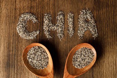 Tahta kaşık ve chia tohumları. Yaklaş.