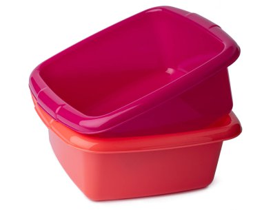 Yeni plastik parlak leğen beyaza izole edilmiş.