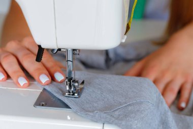 Dikiş makinesinde dikiş işlemi yakın görünüm