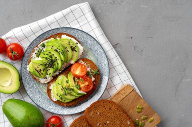Kahvaltıda kızarmış avokado sandviçi.