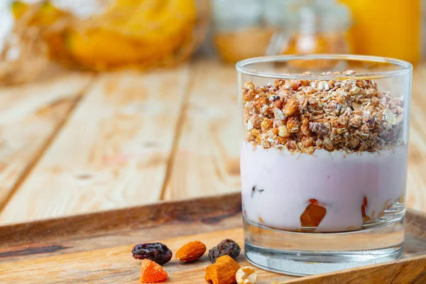 Beeren-Joghurt mit Müsli und Früchten im Glas — Stockfoto