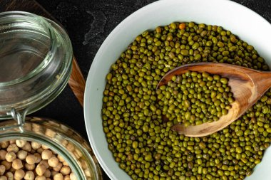 Mutfak masasında bir kase yeşil mercimek.