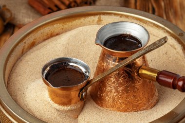 Kum üzerinde kahve hazırlama süreci Türkçe