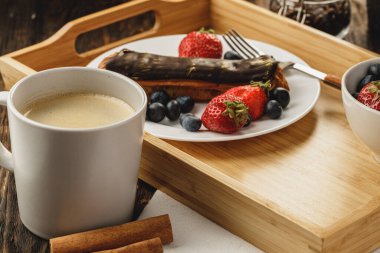 Tahta tepside çikolatalı kek.