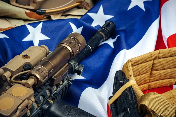Drapeau de bataille américain et fusil d'assaut sur la table en bois. — Photo