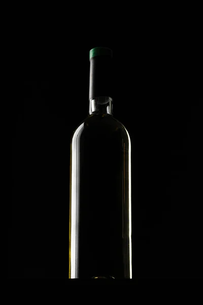 Schwarzweinflasche auf schwarzem Hintergrund, Kopierraum — Stockfoto