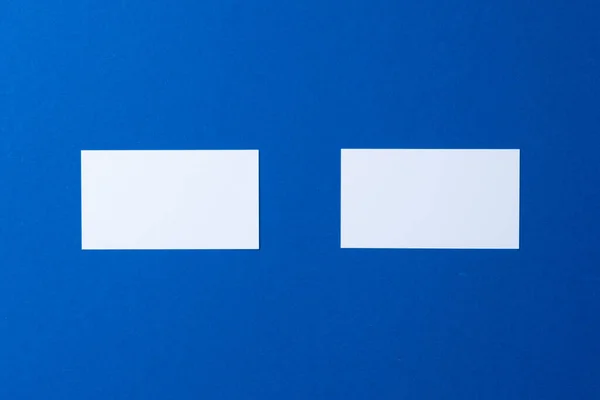 Negócio de papel em branco simular no fundo azul clássico — Fotografia de Stock