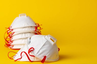 Virüslere ve kirliliğe karşı korunmak için beyaz tıbbi maske