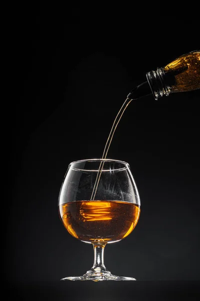 Whisky in einem Glas auf schwarzem Hintergrund — Stockfoto