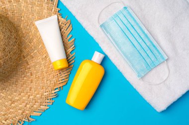 Güneş kremi ve koruyucu maske. Coronavirus yaz konsepti