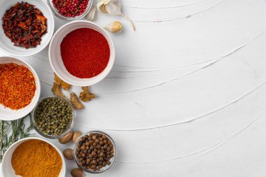 Beyaz dokulu arkaplanda farklı baharatların üst görünümü