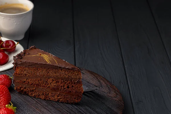 Lätt chokladkaka serverad med färska bär — Stockfoto