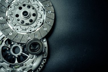 Siyah arkaplanda araba diski yakın plan