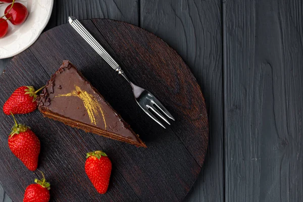 Шматочок шоколадного торта, який подають зі свіжими ягодами — стокове фото