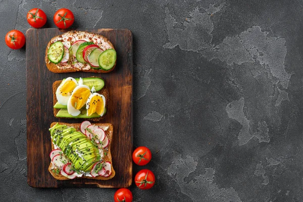 Surtido de sándwiches veganos con aguacate y tomates — Foto de Stock