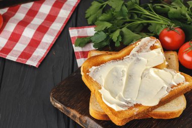 Basit bir kahvaltı. Tereyağlı kızarmış ekmek.