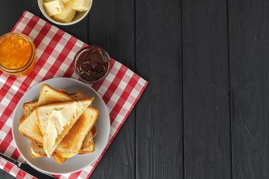 Masada tereyağı ve reçelli taze ekmek dilimi