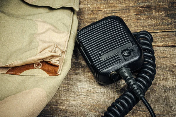 Sprzęt wojskowy, walkie-talkie z mundurem wojskowym na drewnianej desce — Zdjęcie stockowe