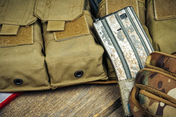 Khaki militair uniform met munitie close up — Stockfoto