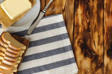 Tereyağlı taze ekmek.