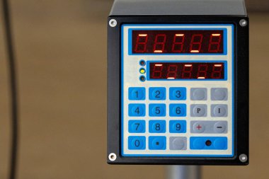 Endüstriyel üretim fabrikasının kontrol panelini kapatın.