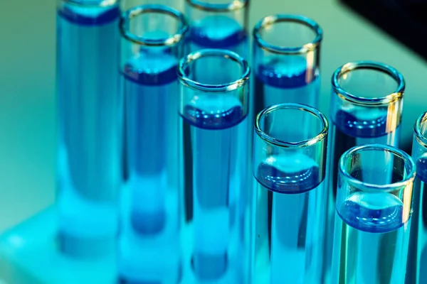 青色液体を閉じ込めた実験室試験管 — ストック写真