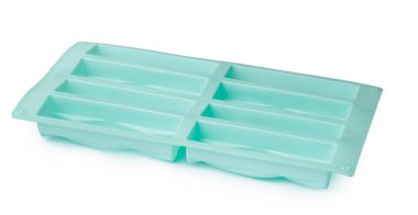 Beyaz arkaplanda kek pişirmek için silikon form