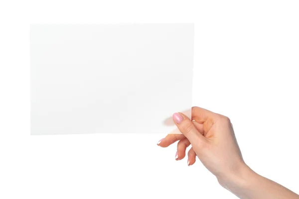 Frauenhand hält leeres weißes Blatt Papier isoliert auf weißem Papier — Stockfoto