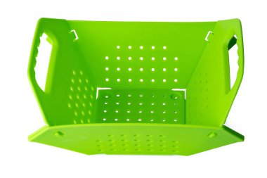 Yeni plastik mutfak süzgeci beyaza izole edilmiş.