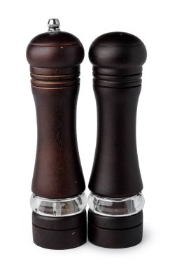 Beyaz üzerine tuz ve biber dökülmüş ahşap değirmenleri