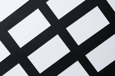 Siyah arka planda beyaz, boş kartvizitler