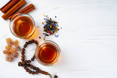 Masada tarçın çubukları olan bir fincan çay.