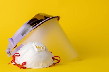 Yüz kalkanı ve tıbbi yüz maskeleri. Koronavirüs kavramına karşı koruma