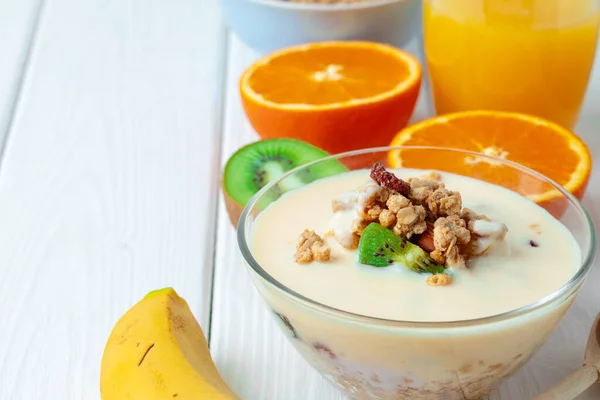 Schüssel Müsli mit Joghurt und geschnittenen Früchten — Stockfoto