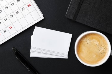 Espresso ve beyaz kartvizit şablonlu fincanın üst görünümü