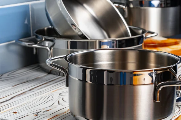 Комплект алюминиевой посуды на кухонном столе — стоковое фото