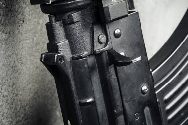 Rus otomatik tüfeği Ak-47 yakın plan, askeri silah.