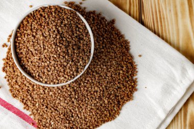 Tahta masada çiğ karabuğday kasesi